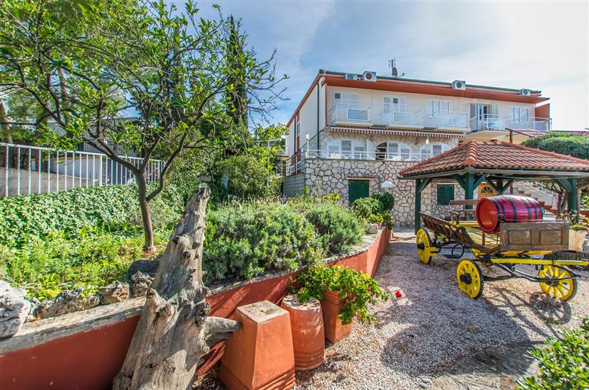 Apartment and Rooms Franka