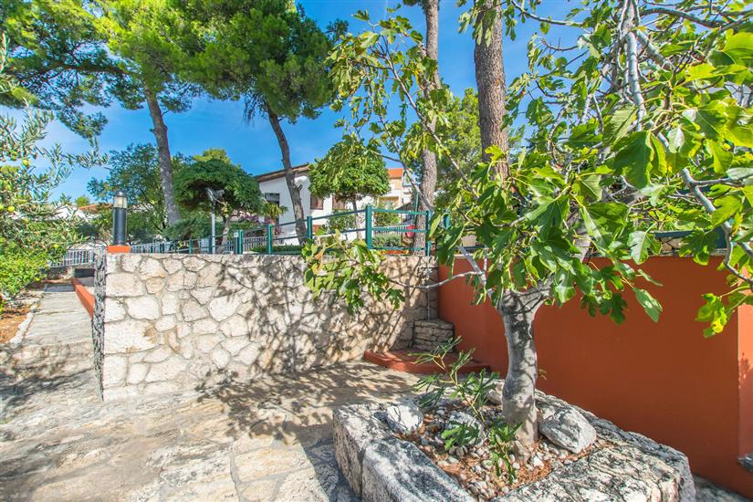 Apartment and Rooms Franka