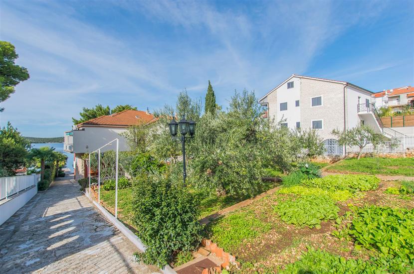 Apartment and Rooms Franka