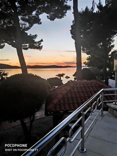 Apartment and Rooms Franka