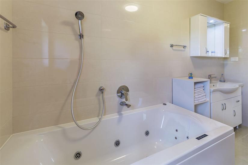 House K1, for 12 persons