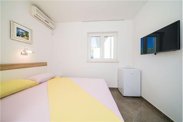 Room S2, for 2 persons