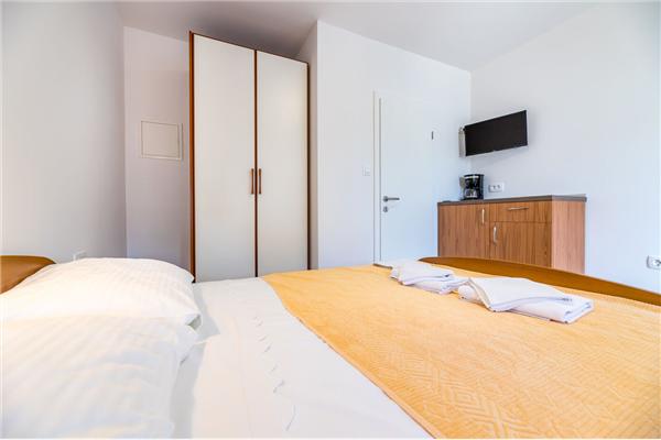 Room S1, for 2 persons