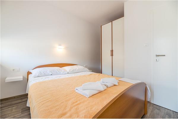 Room S1, for 2 persons