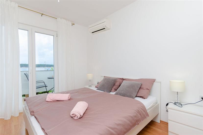 Room S1, for 2 persons