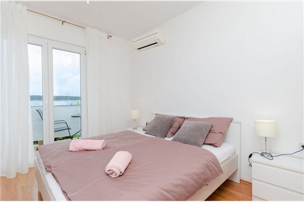 Room S1, for 2 persons