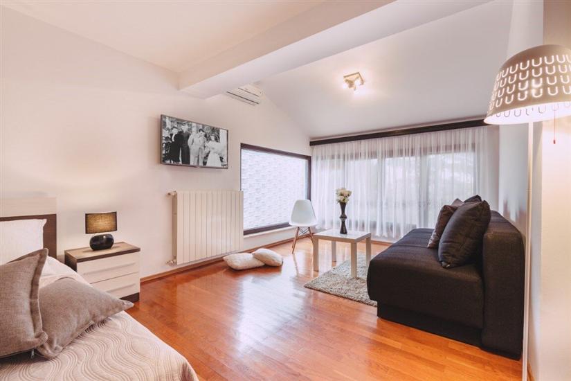 Hiša K1, na 12 osebe