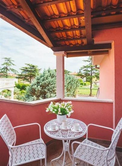 Hiša K1, na 12 osebe