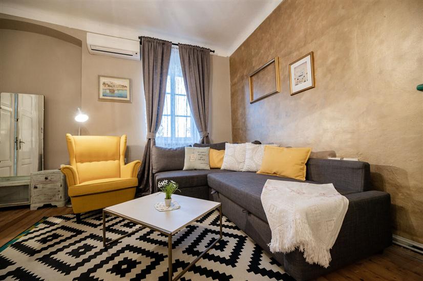 Room S1, for 3 persons