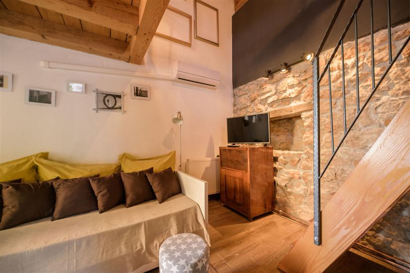 Room S7, for 3 persons