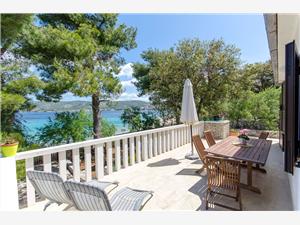 House Beachhouse Razanj, Size 100.00 m2, Airline distance to the sea 10 m, Airline distance to town centre 300 m