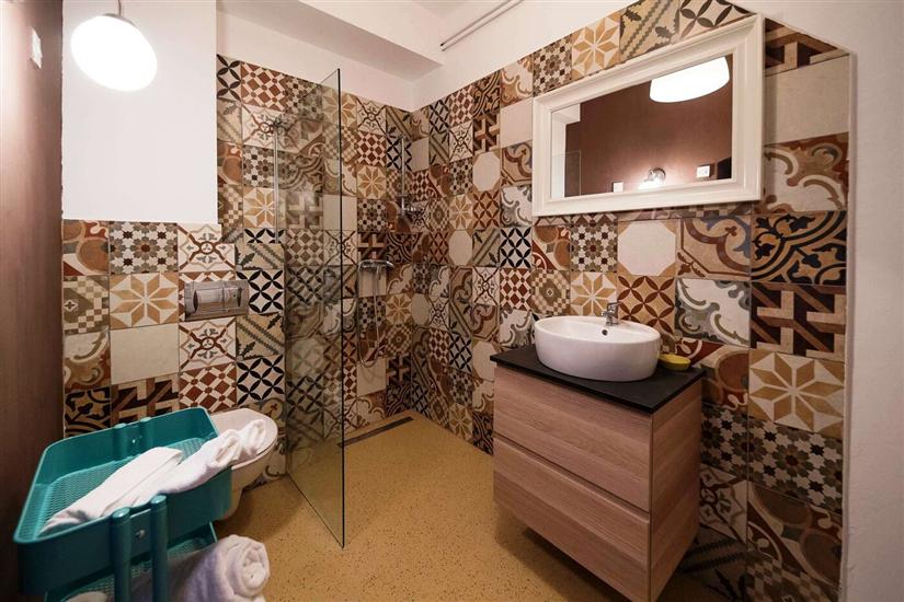 Room S1, for 3 persons