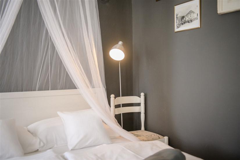 Room S2, for 3 persons