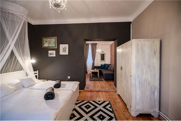 Room S2, for 3 persons