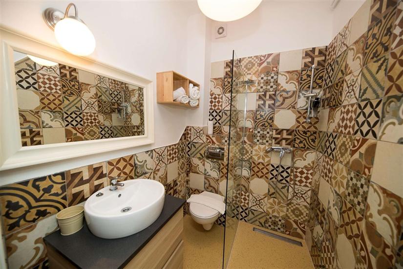 Room S2, for 3 persons