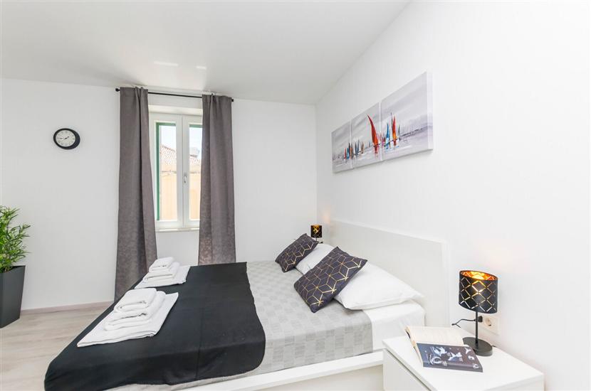 Room S1, for 2 persons