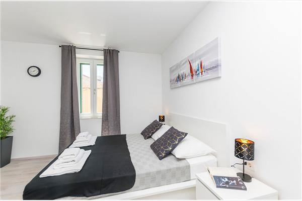 Room S1, for 2 persons