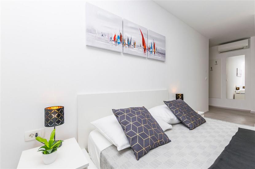 Room S1, for 2 persons