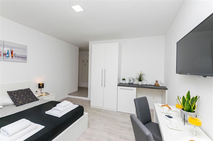 Room S1, for 2 persons