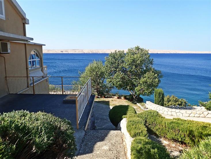 Apartmaj Jela-on the seafront