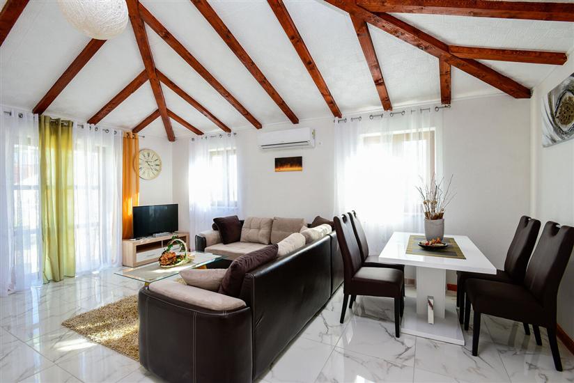 House K1, for 16 persons