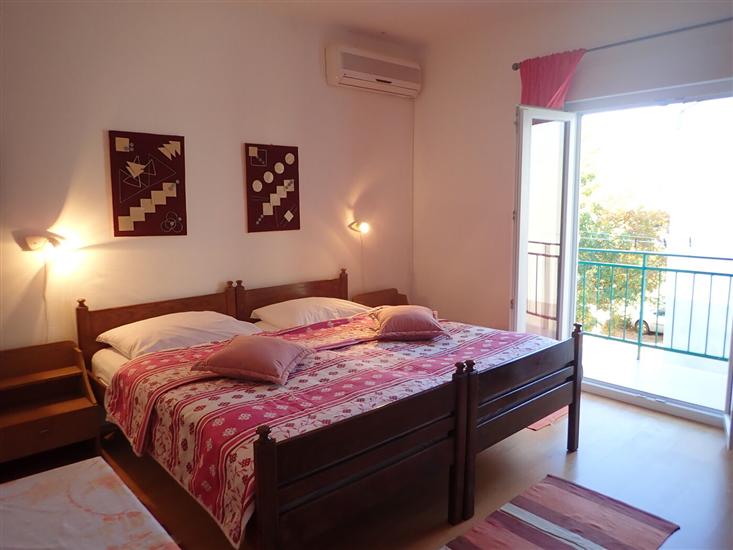 Room S3, for 4 persons