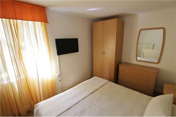 Room S1, for 2 persons