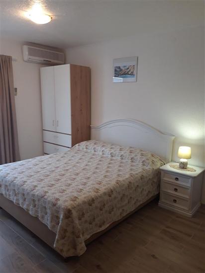Room S2, for 3 persons