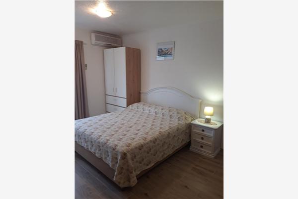 Room S2, for 3 persons