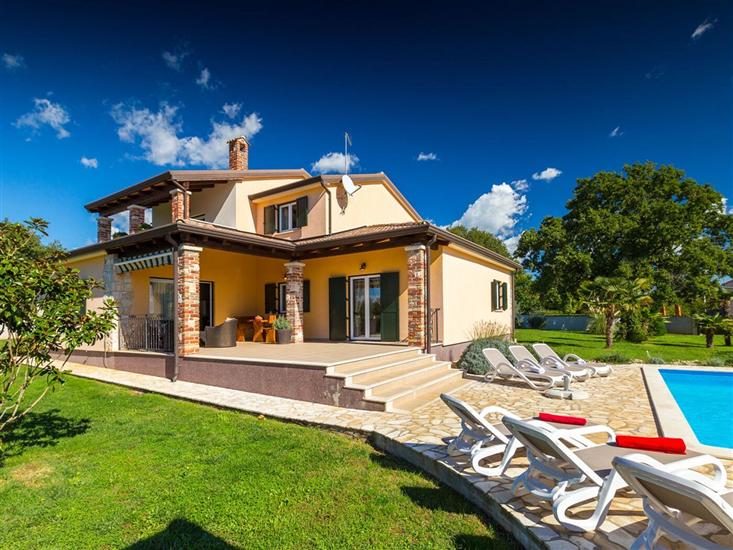 вилла Natura s bazenom okružena zelenilom