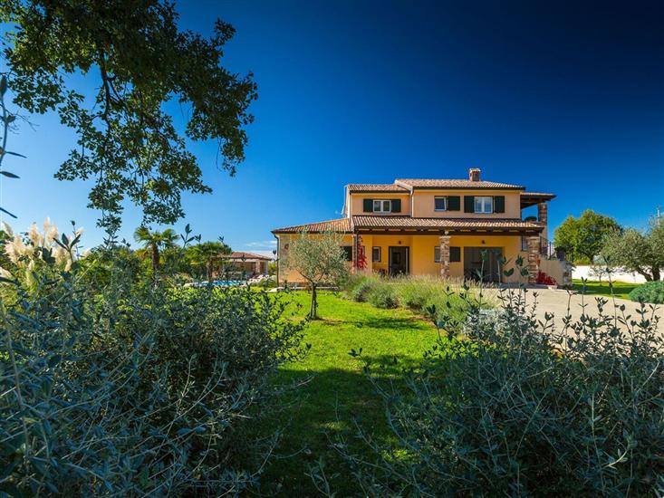 вилла Natura s bazenom okružena zelenilom