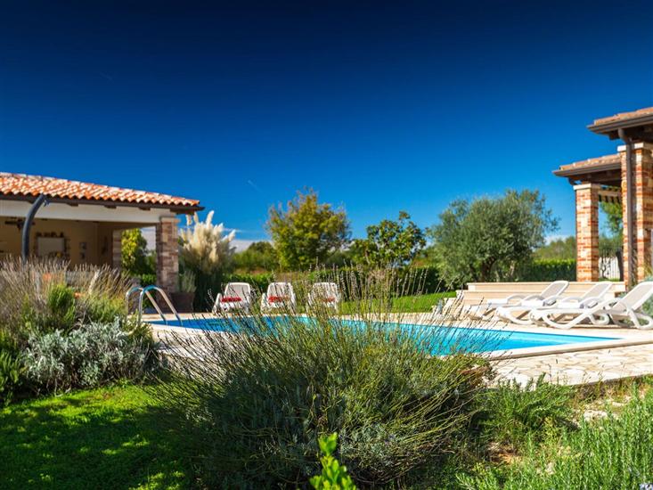 вилла Natura s bazenom okružena zelenilom