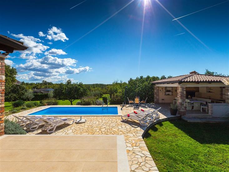 вилла Natura s bazenom okružena zelenilom