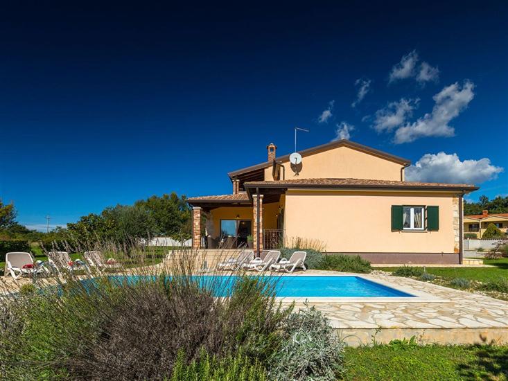 вилла Natura s bazenom okružena zelenilom