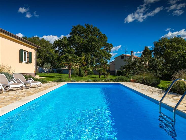 вилла Natura s bazenom okružena zelenilom