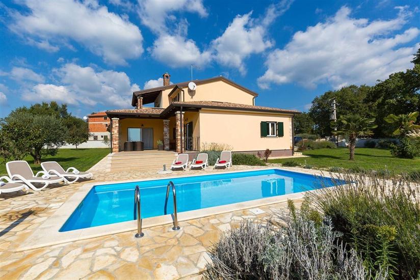 вилла Natura s bazenom okružena zelenilom