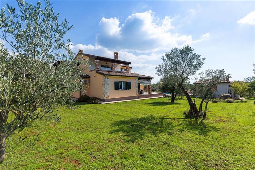 вилла Natura s bazenom okružena zelenilom