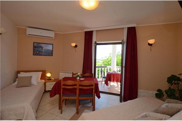 Room S10, for 4 persons