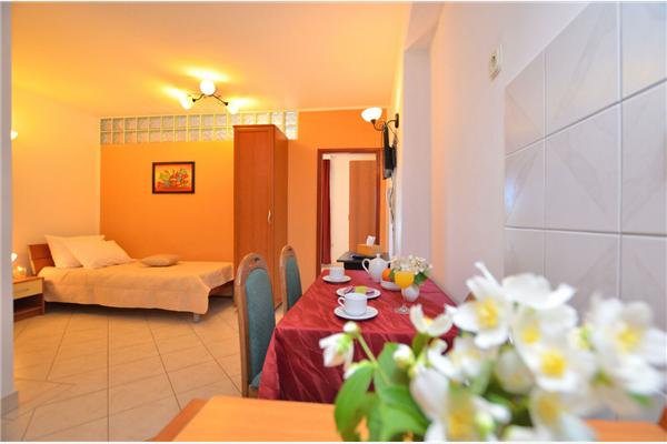 Room S13, for 3 persons