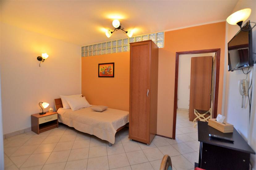 Room S13, for 3 persons