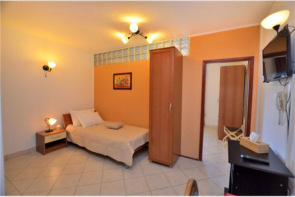 Room S13, for 3 persons
