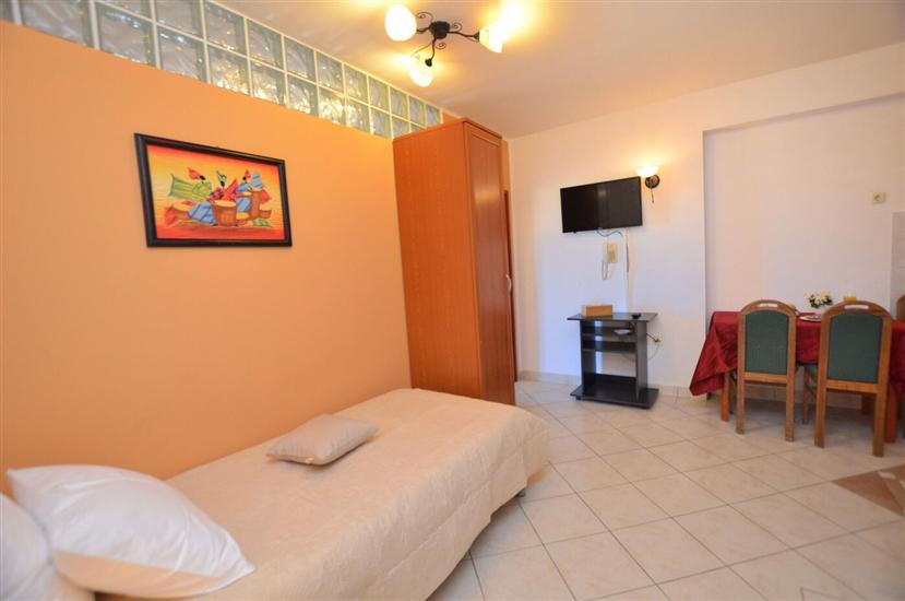 Room S13, for 3 persons