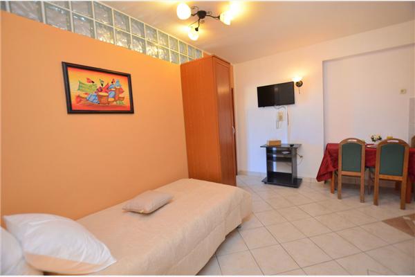 Room S13, for 3 persons