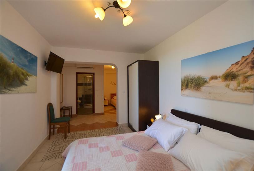 Room S9, for 3 persons