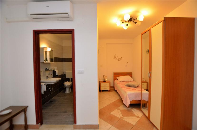 Room S9, for 3 persons