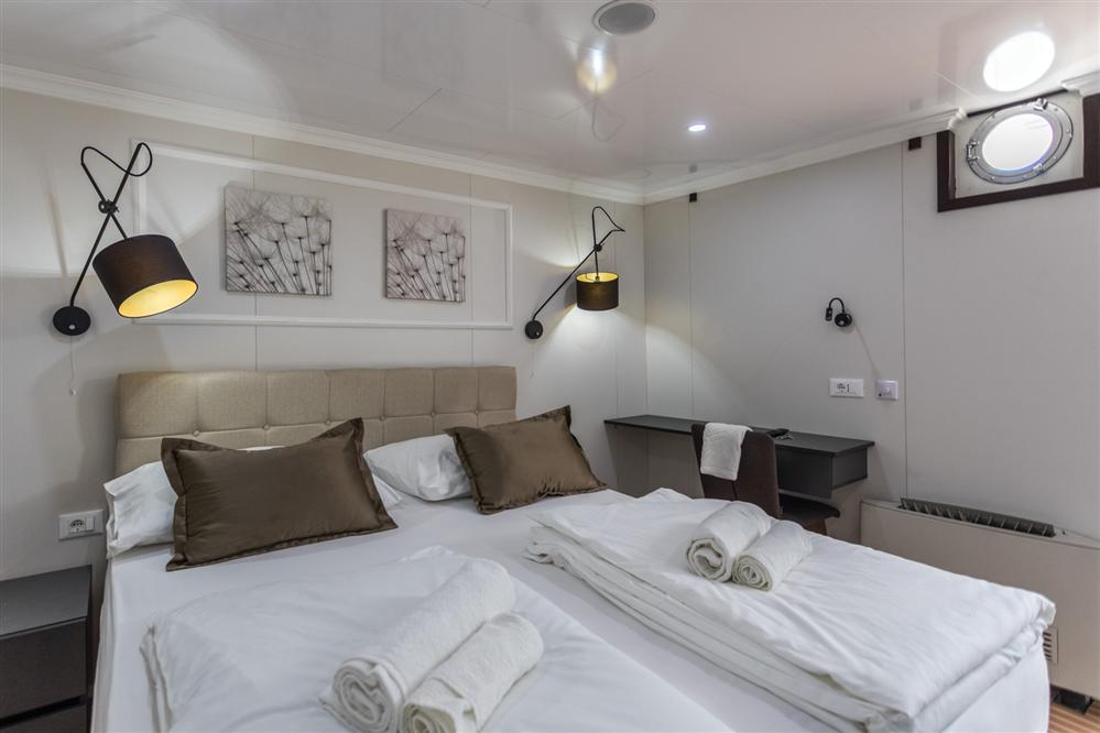 Double-cabin-with-a-double-bed