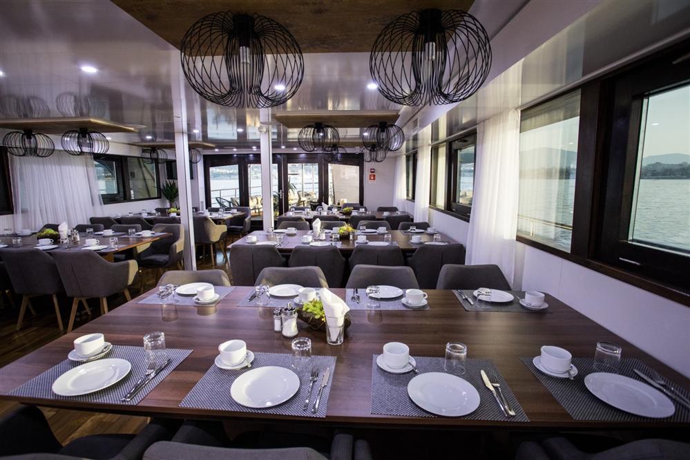 Dining-hall-of-the-ship