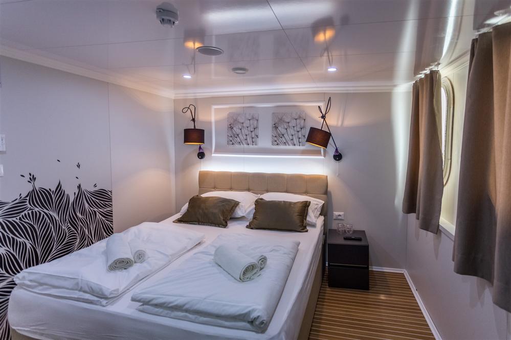 Double-cabin-french-bed