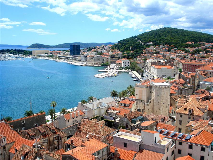 Split-view-of-the-old-town-and-of-the-promenade