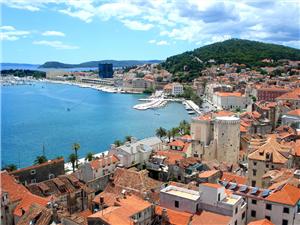 Split-view-of-the-old-town-and-of-the-promenade